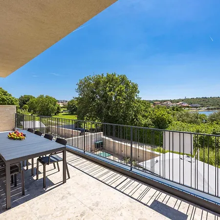 Bay Ii Near Medulin For 9 People With Heated Pool - Playground & Whirpool Only 100 Meters From The Villa Banjole