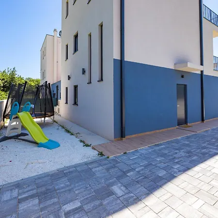 Bay Ii Near Medulin For 9 People With Heated Pool - Playground & Whirpool Only 100 Meters From The *
