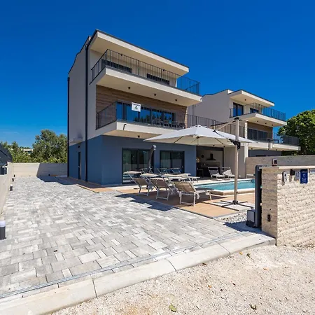 Villa Bay Ii Near Medulin For 9 People With Heated Pool - Playground & Whirpool Only 100 Meters From The