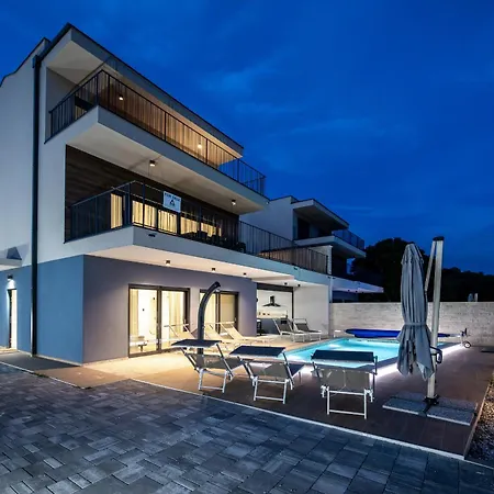 Bay Ii Near Medulin For 9 People With Heated Pool - Playground & Whirpool Only 100 Meters From The 빌라 *