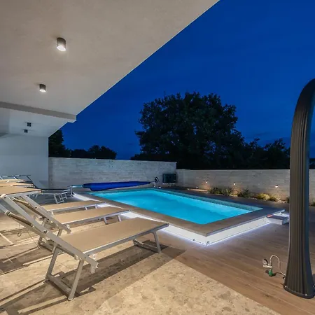 Villa Bay Ii Near Medulin For 9 People With Heated Pool - Playground & Whirpool Only 100 Meters From The *