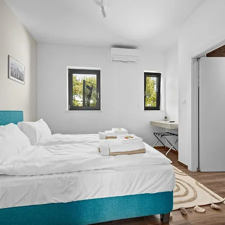 Bay Ii Near Medulin For 9 People With Heated Pool - Playground & Whirpool Only 100 Meters From The 반졸레