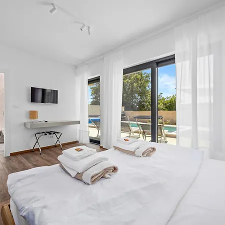 Bay Ii Near Medulin For 9 People With Heated Pool - Playground & Whirpool Only 100 Meters From The *