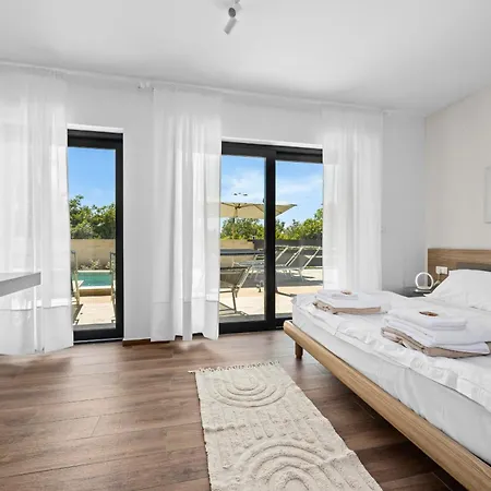 Bay Ii Near Medulin For 9 People With Heated Pool - Playground & Whirpool Only 100 Meters From The 반졸레