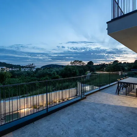 Bay Ii Near Medulin For 9 People With Heated Pool - Playground & Whirpool Only 100 Meters From The * 반졸레