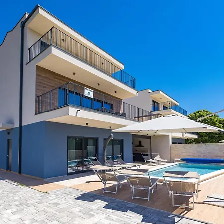 Villa Bay Ii Near Medulin For 9 People With Heated Pool - Playground & Whirpool Only 100 Meters From The *