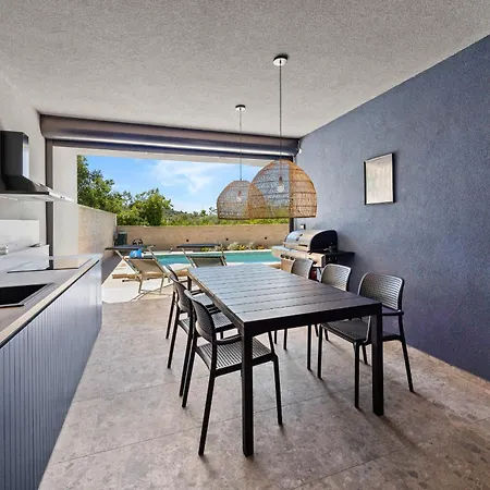 Bay Ii Near Medulin For 9 People With Heated Pool - Playground & Whirpool Only 100 Meters From The 빌라 반졸레