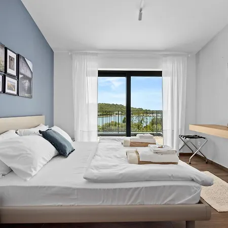 Bay Ii Near Medulin For 9 People With Heated Pool - Playground & Whirpool Only 100 Meters From The 빌라