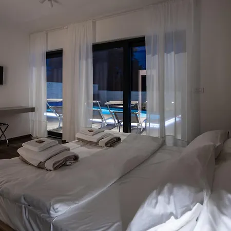 Villa Bay Ii Near Medulin For 9 People With Heated Pool - Playground & Whirpool Only 100 Meters From The
