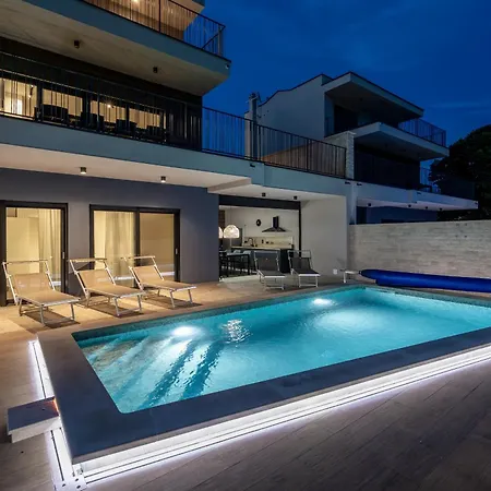 Bay Ii Near Medulin For 9 People With Heated Pool - Playground & Whirpool Only 100 Meters From The 반졸레