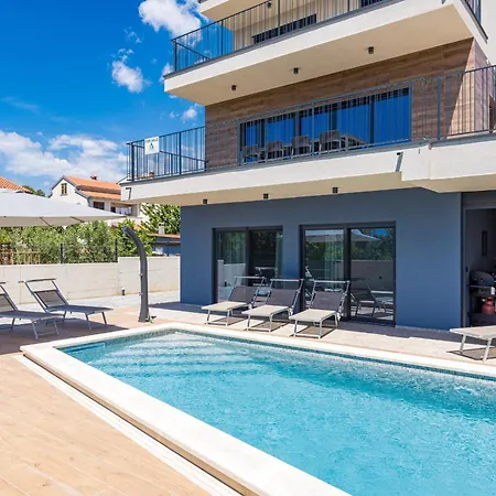 Bay Ii Near Medulin For 9 People With Heated Pool - Playground & Whirpool Only 100 Meters From The 빌라 반졸레