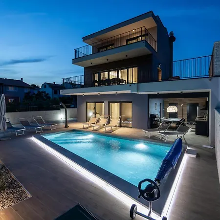 Bay Ii Near Medulin For 9 People With Heated Pool - Playground & Whirpool Only 100 Meters From The * 반졸레