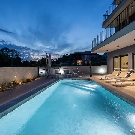 Bay Ii Near Medulin For 9 People With Heated Pool - Playground & Whirpool Only 100 Meters From The 빌라