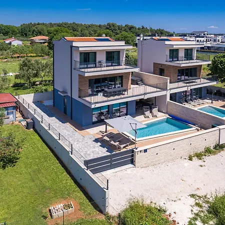 Bay Ii Near Medulin For 9 People With Heated Pool - Playground & Whirpool Only 100 Meters From The Banjole